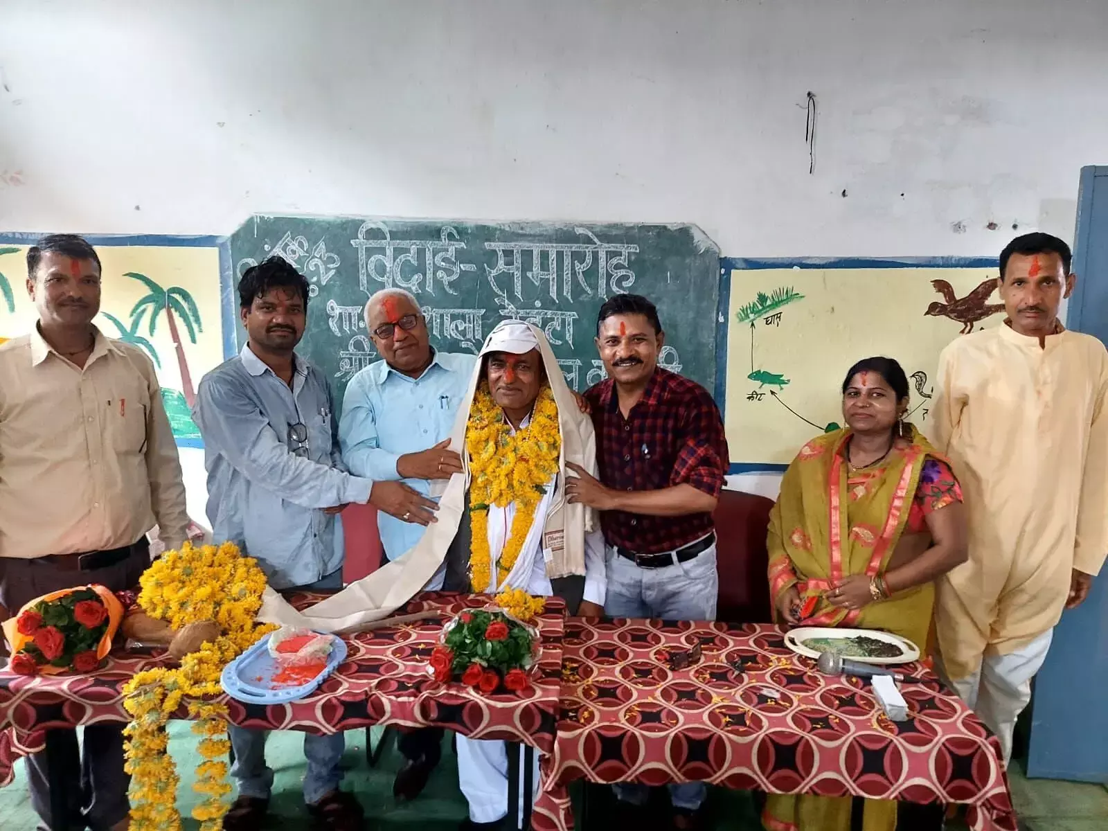 सेवानिवृत्ति पर शिक्षक को दी गई विदाई