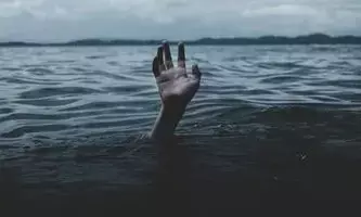 आंध्र प्रदेश की महिला ने दो बेटियों के साथ झील में कूदकर दी जान आंध्र प्रदेश की महिला ने दो बेटियों के साथ झील में कूदकर दी जान