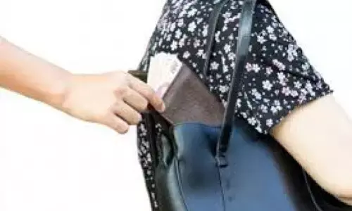 बैंक में ही लड़की ने बैग को मारा चीरा- रखे थे 2 लाख रुपए बैंक में ही लड़की ने बैग को मारा चीरा- रखे थे 2 लाख रुपए