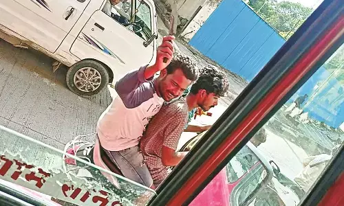 चलती बस पर फेंका चाकू वृद्धा के माथे पर लगा चलती बस पर फेंका चाकू वृद्धा के माथे पर लगा