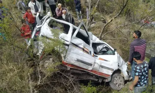 उत्तराखंंड : लोखंडी से आगे देववन के पास अनियंत्रित होकर खाई में समाई पर्यटकों की कार, एक की मौत, 4 घायल