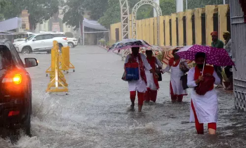 दक्षिण-पश्चिम मॉनसून निर्धारित समय से 6 दिन पहले पूरे भारत में पहुंचा, कई क्षेत्रों में भारी बारिश का अनुमान दक्षिण-पश्चिम मॉनसून निर्धारित समय से 6 दिन पहले पूरे भारत में पहुंचा, कई क्षेत्रों में भारी बारिश का अनुमान