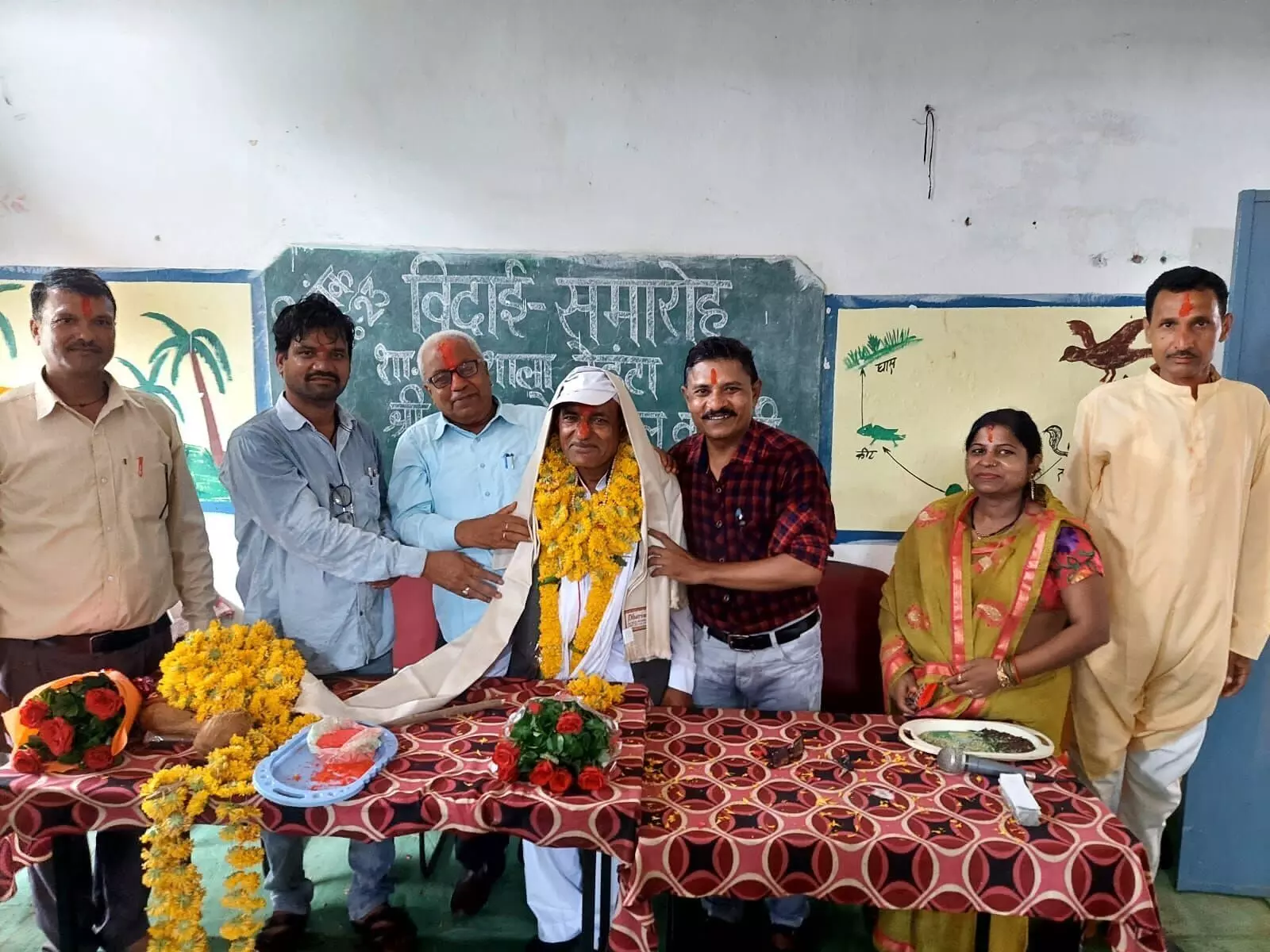 सेवानिवृत्ति पर शिक्षक को दी गई विदाई सेवानिवृत्ति पर शिक्षक को दी गई विदाई