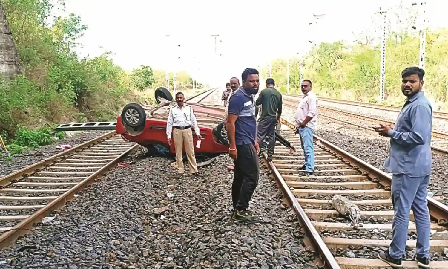 पुल से रेल ट्रैक पर गिरी कार, 5 जख्मी