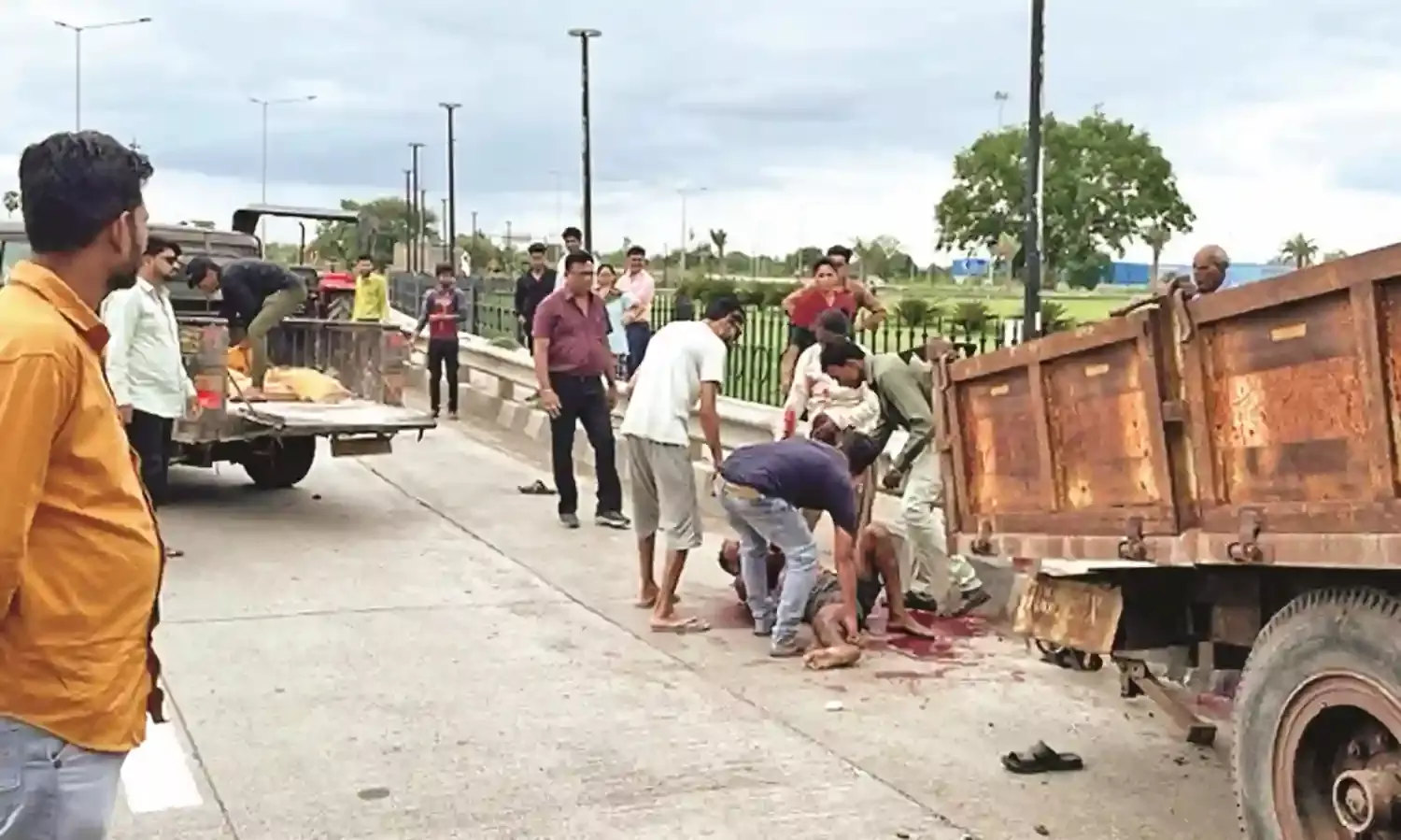 फिर दुर्घटना - कंटेनर की टक्कर से दो मजदूर गंभीर रूप से घायल