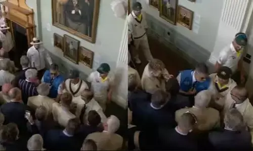 लॉर्ड्स टेस्ट के पांचवें दिन एमसीसी मेंबर्स से भिड़े ख्वाजा और वॉर्नर, सोशल मीडिया पर वीडियो हुआ वायरल लॉर्ड्स टेस्ट के पांचवें दिन एमसीसी मेंबर्स से भिड़े ख्वाजा और वॉर्नर, सोशल मीडिया पर वीडियो हुआ वायरल