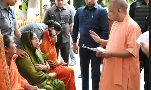जनता की समस्याओं पर संवेदनशीलता से दें ध्यान : योगी जनता की समस्याओं पर संवेदनशीलता से दें ध्यान : योगी