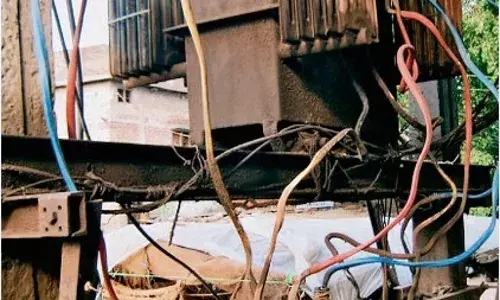 ये कैसी वर्किंग: मौसम की पहली बारिश में लोगों को बहुत परेशानी उठानी पड़ी
