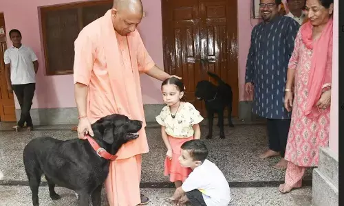 गुरु पूर्णिमा : दिल्ली से आए मासूम जुड़वा भाई-बहन, योगी ने दी खास दीक्षा