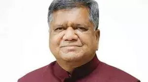 पूर्व मुख्यमंत्री जगदीश शेट्टार ने विधान परिषद में कांग्रेस एमएलसी की ली शपथ