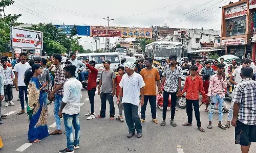 महिला की मौत पर थाने के सामने चका जाम महिला की मौत पर थाने के सामने चका जाम