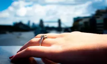 म‍हिला ने टॉयलेट में बहाई हीरे की अंगूठी, पुलिस ने किया बरामद