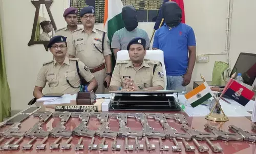 बिहार : हाजीपुर रेलवे स्टेशन प्लेटफार्म से कई अर्धनिर्मित हथियार बरामद, 2 गिरफ्तार