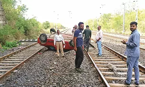 पुल से रेल ट्रैक पर गिरी कार, 5 जख्मी पुल से रेल ट्रैक पर गिरी कार, 5 जख्मी