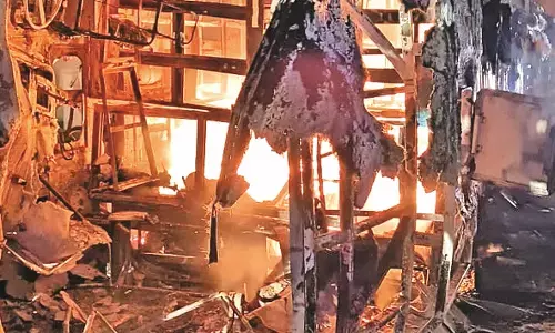 भास्कर की खास-पड़ताल : नागपुर से पुणे जा रही बस डिवाइडर से टकराकर पलटी, बनी आग का गोला भास्कर की खास-पड़ताल : नागपुर से पुणे जा रही बस डिवाइडर से टकराकर पलटी, बनी आग का गोला