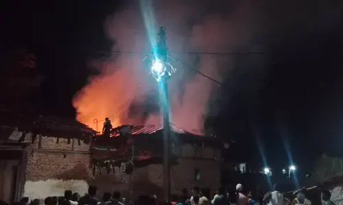 गैस सिलेंडर फटने से लगी आग, एक महिला की मौत गैस सिलेंडर फटने से लगी आग, एक महिला की मौत