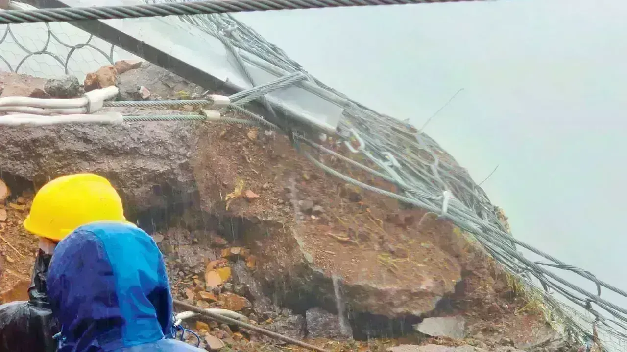 कर्जत-लोनावला घाट में भूस्खलन, 185 मिमी बारिश बनी वजह कर्जत-लोनावला घाट में भूस्खलन, 185 मिमी बारिश बनी वजह