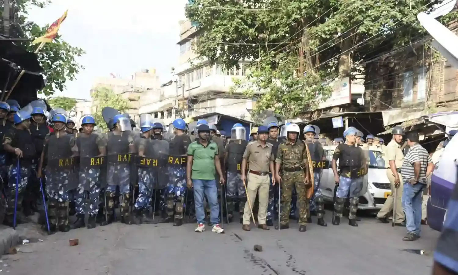 बंगाल : 26 दिनों में 14 मौतों के बावजूद डीजीपी ने चुनाव पूर्व हिंसा को छिटपुट बताया