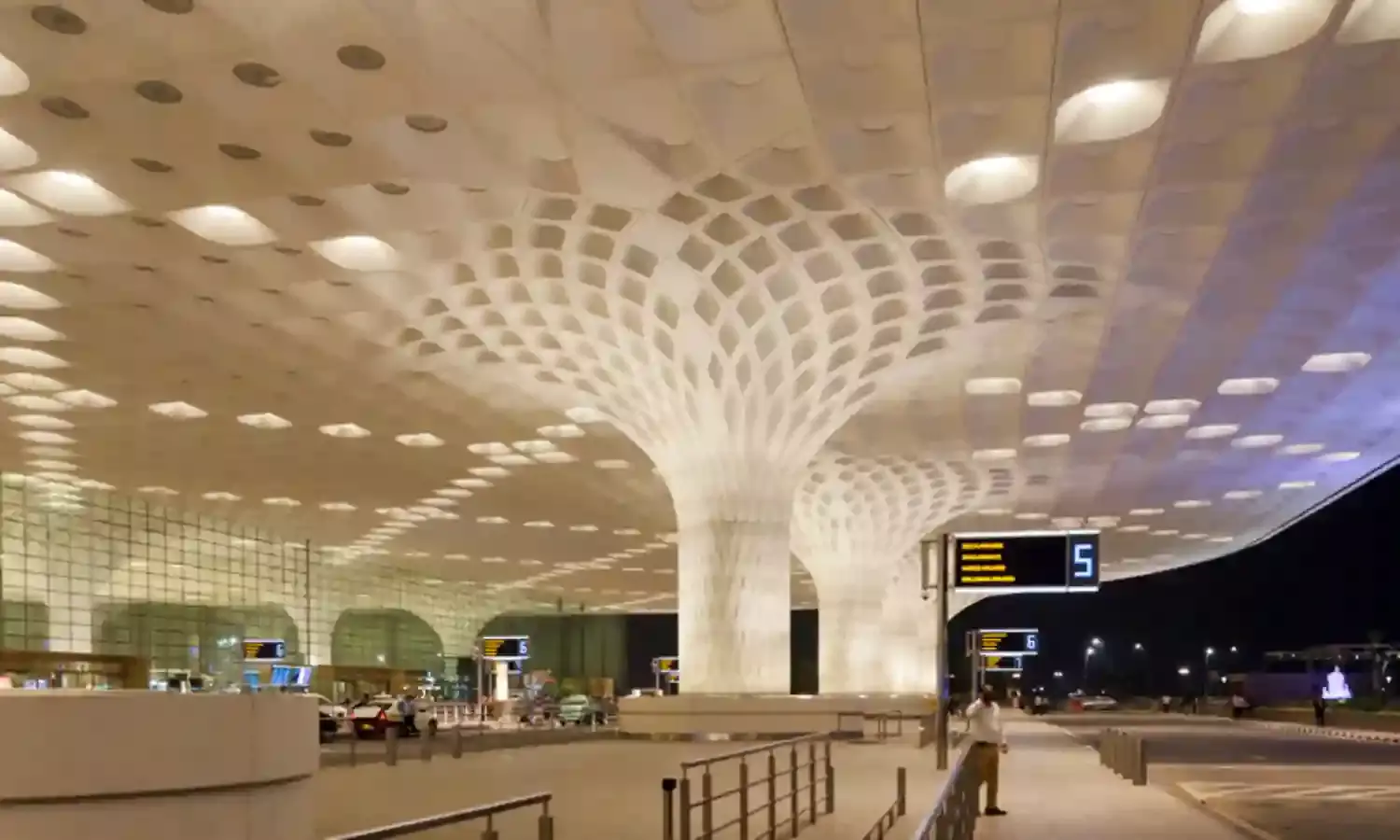 मुंबई हवाईअड्डे पर 3 करोड़ की विदेशी मुद्रा के साथ यात्री गिरफ्तार
