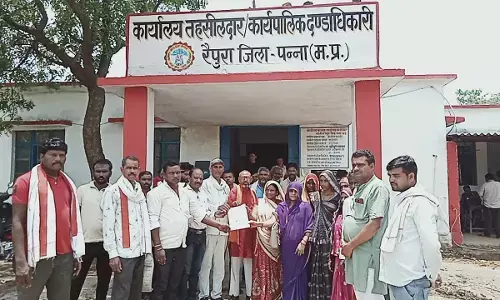 अवैध शराब व गांजा की बिक्री से परेशान मोहल्लेवासियों ने सौंपा मुख्यमंत्री के नाम ज्ञापन