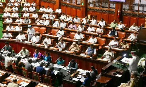 कर्नाटक: चुनावी वादे लागू करने में देरी, भाजपा का विधानसभा में हंगामा कर्नाटक: चुनावी वादे लागू करने में देरी, भाजपा का विधानसभा में हंगामा