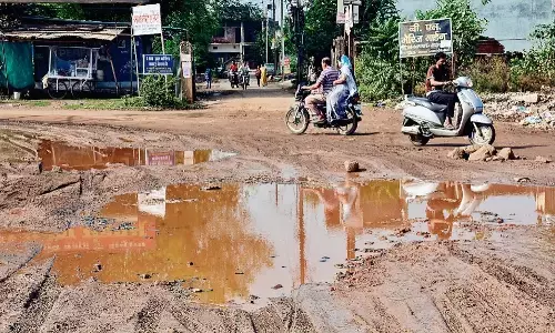 कछपुरा क्षेत्र में आधा दर्जन कॉलोनियों की सड़कों पर भरा पानी, नागरिक त्रस्त कछपुरा क्षेत्र में आधा दर्जन कॉलोनियों की सड़कों पर भरा पानी, नागरिक त्रस्त