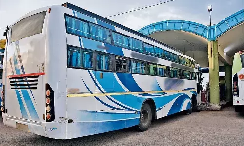 यात्री बसों के हाल: कुछ के इमरजेंसी डोर जाम, कहीं शो-पीस बने फायर सिस्टम, कार्यवाही में खानापूर्ति यात्री बसों के हाल: कुछ के इमरजेंसी डोर जाम, कहीं शो-पीस बने फायर सिस्टम, कार्यवाही में खानापूर्ति