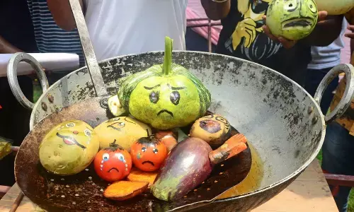 दिल्ली में टमाटर 150 रुपये किलो तक पहुंचा, लोगों का घरेलू बजट प्रभावित दिल्ली में टमाटर 150 रुपये किलो तक पहुंचा, लोगों का घरेलू बजट प्रभावित