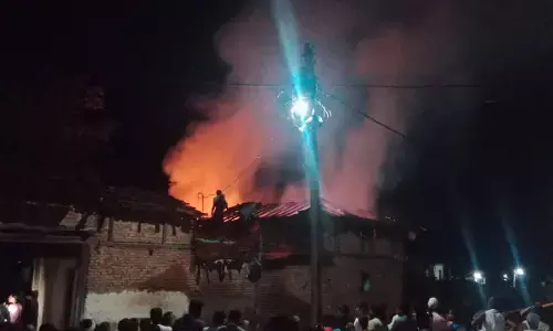 गैस सिलेंडर फटने से लगी आग, एक महिला की मौत गैस सिलेंडर फटने से लगी आग, एक महिला की मौत