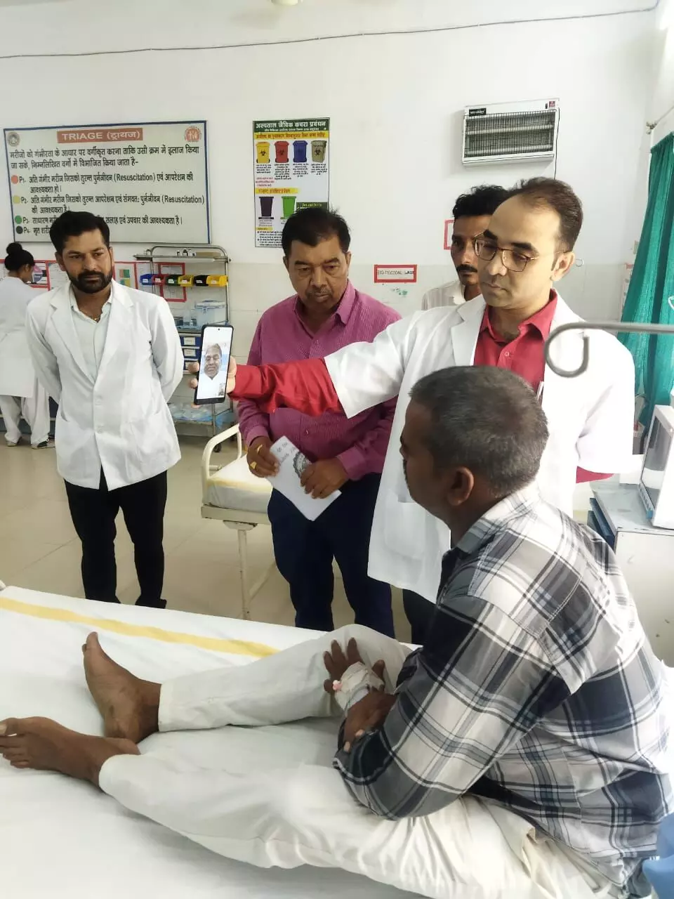 स्वास्थ्य मंत्री ने वीडियो कॉल पर मरीजों तथा सीएमएचओ, सिविल सर्जन से की बातचीत स्वास्थ्य मंत्री ने वीडियो कॉल पर मरीजों तथा सीएमएचओ, सिविल सर्जन से की बातचीत