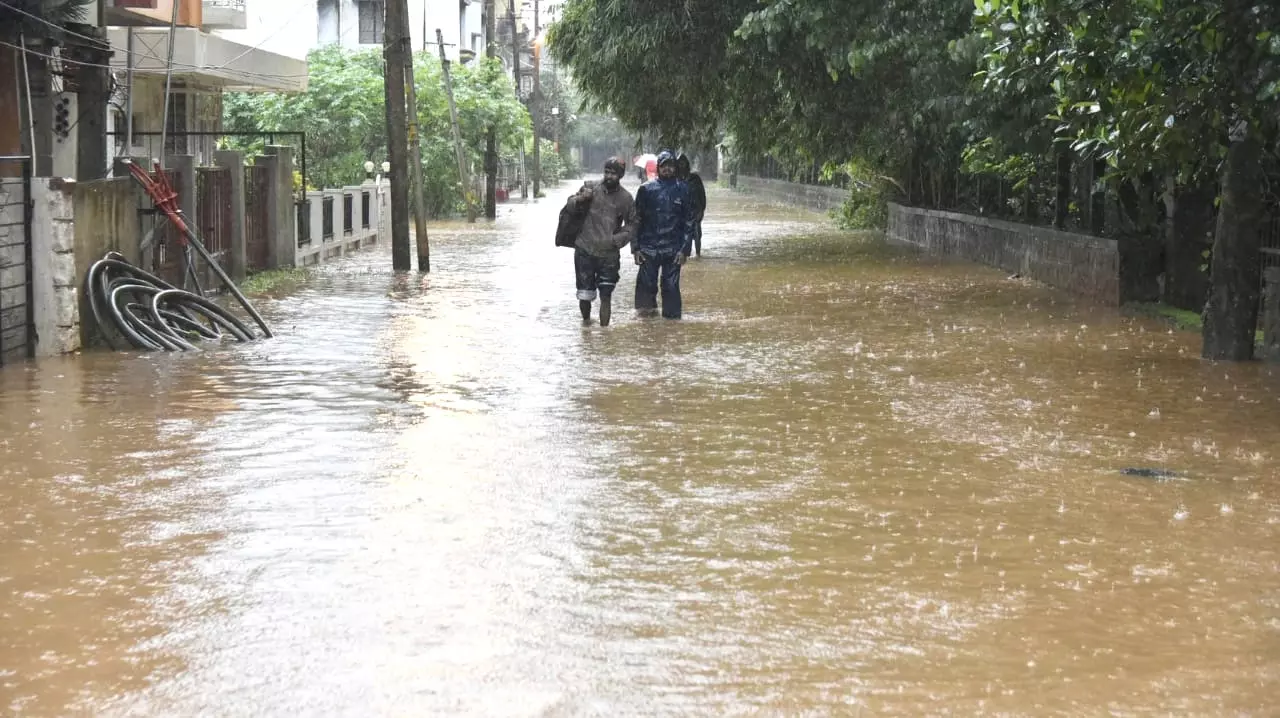 कर्नाटक में भारी बारिश से जनजीवन अस्त-व्यस्त कर्नाटक में भारी बारिश से जनजीवन अस्त-व्यस्त