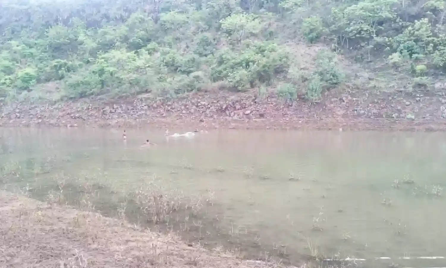 मंधान नदी में अचानक बहाव तेज होने पर १ बुजुर्ग सहित दो बहने बह गई