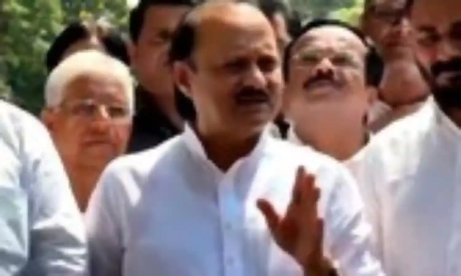 अजित ने शरद पवार का मांगा आशीर्वाद, विद्रोही गुट की बैठक में 30 विधायक