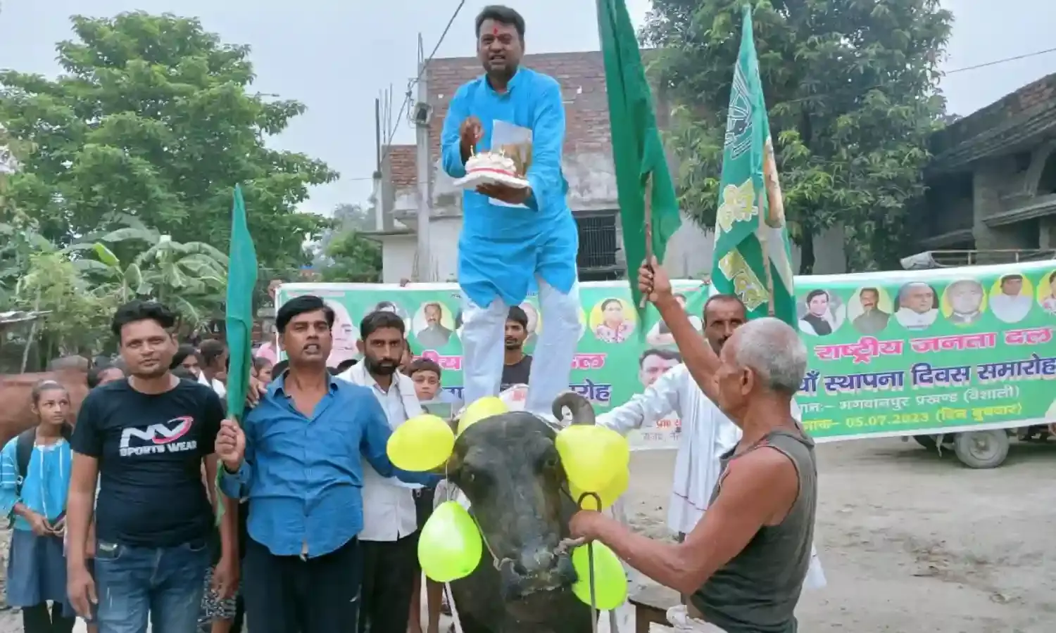 बिहार : राजद नेता का अनोखा अंदाज, स्थापना दिवस पर भैंस पर सवार होकर काटा केक