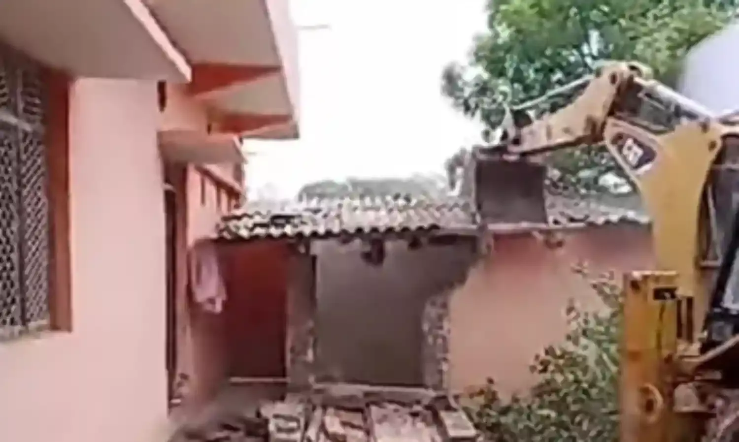 सीधी पेशाब कांड : आरोपी के मकान पर चला बुलडोजर और एनएसए का मामला दर्ज