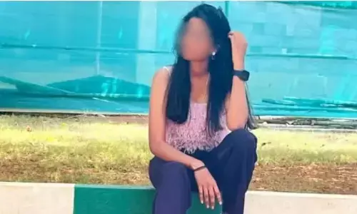 कर्नाटक छात्रा की आत्महत्या: माता-पिता को गड़बड़ी की आशंका कर्नाटक छात्रा की आत्महत्या: माता-पिता को गड़बड़ी की आशंका