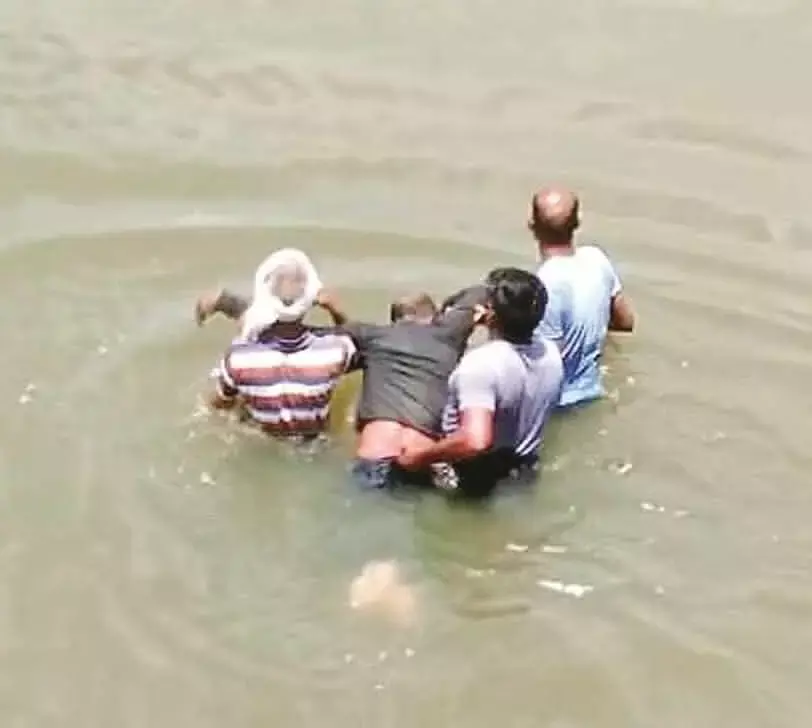 आत्महत्या करने नदी में कूदा युवक हुआ जख्मी आत्महत्या करने नदी में कूदा युवक हुआ जख्मी