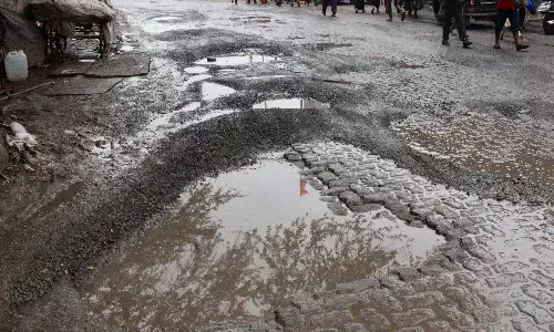 मुंबई - गोवा महामार्ग पर गड्ढे ही गड्ढे, बॉम्बे हाईकोर्ट ने राज्य सरकार की जमकर ली क्लास