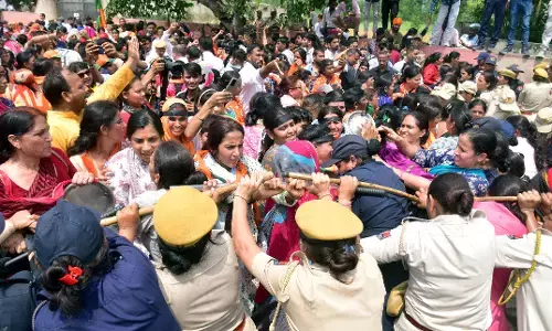 राजस्थान भाजपा महिला मोर्चा ने गहलोत सरकार को कोसा, सीएम आवास का किया घेराव