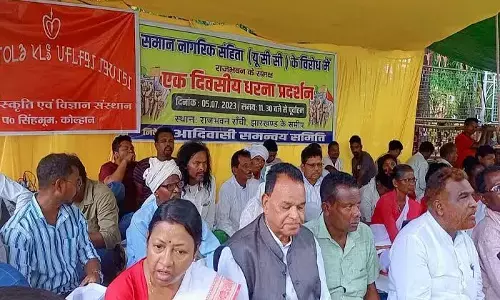 यूसीसी के खिलाफ गोलबंद हो रहे झारखंड के आदिवासी संगठन, राजभवन के समक्ष दिया धरना