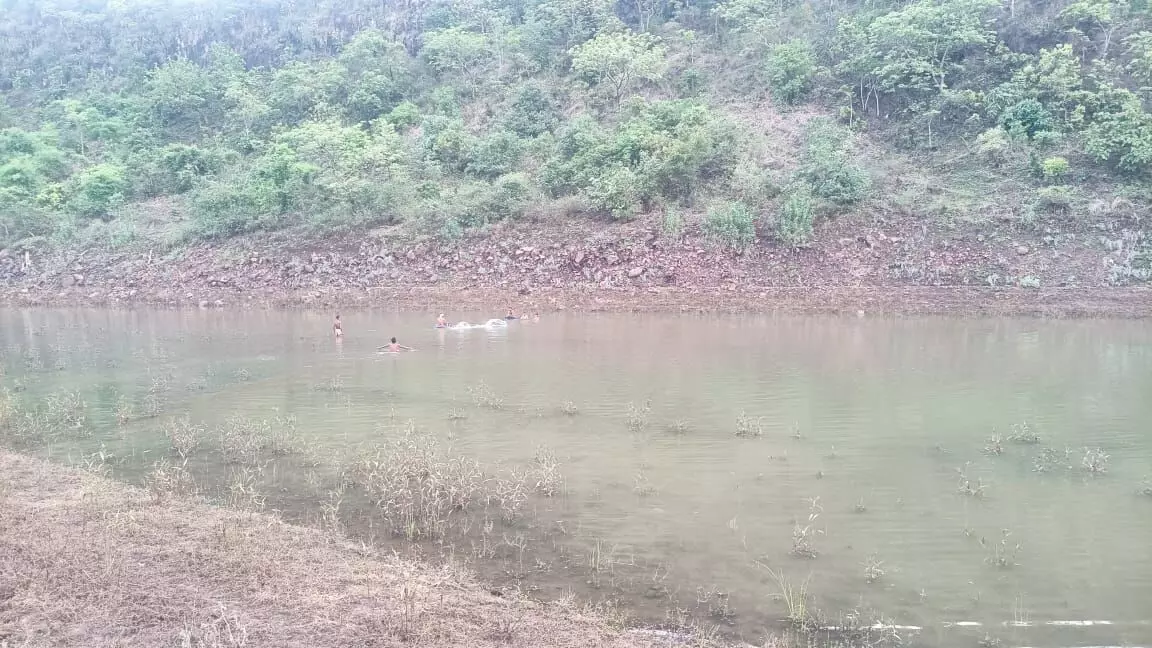 मंधान नदी में अचानक बहाव तेज होने पर १ बुजुर्ग सहित दो बहने बह गई मंधान नदी में अचानक बहाव तेज होने पर १ बुजुर्ग सहित दो बहने बह गई