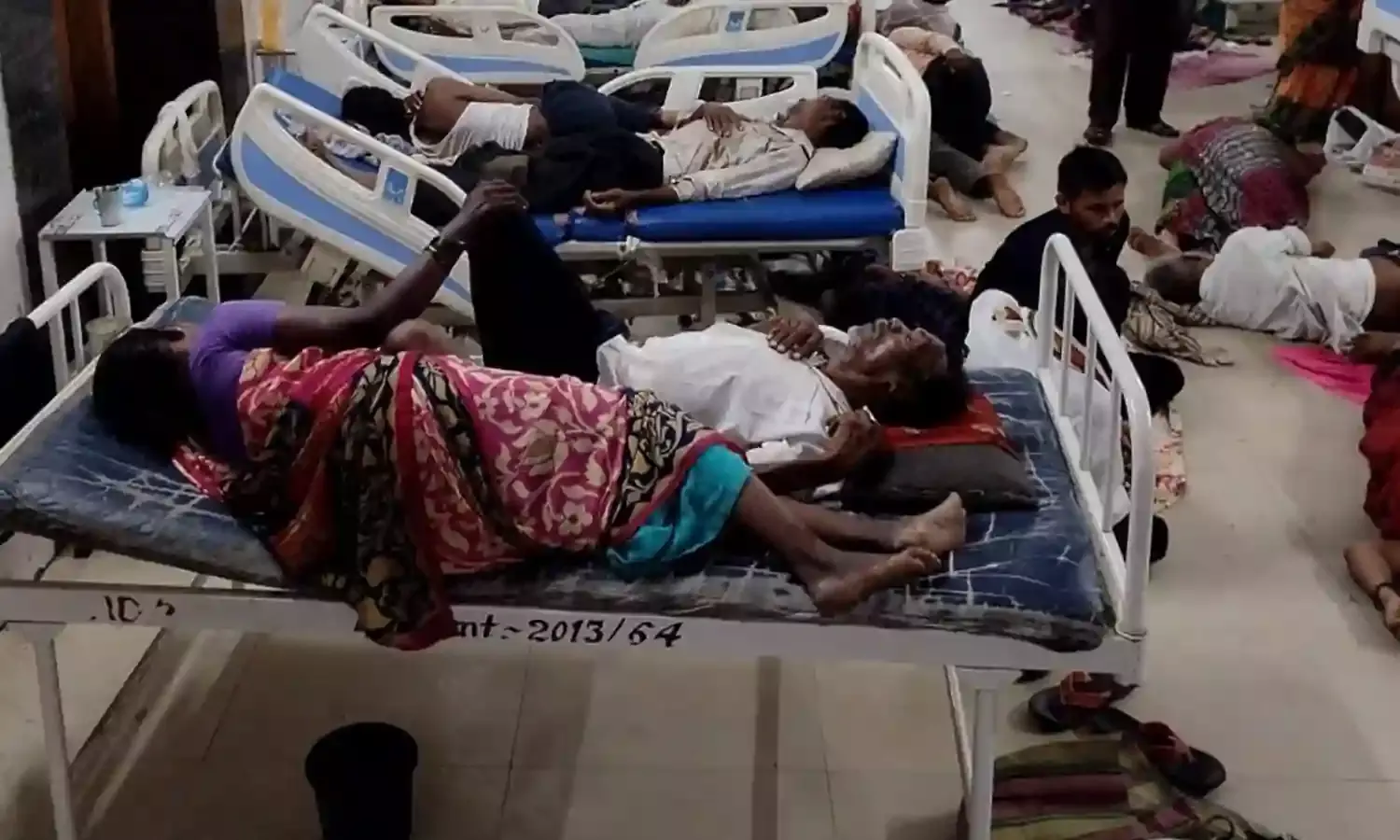 अमरावती जिला अस्पताल के सारे वॉर्ड फुल,  एक पलंग पर दो मरीजों का इलाज