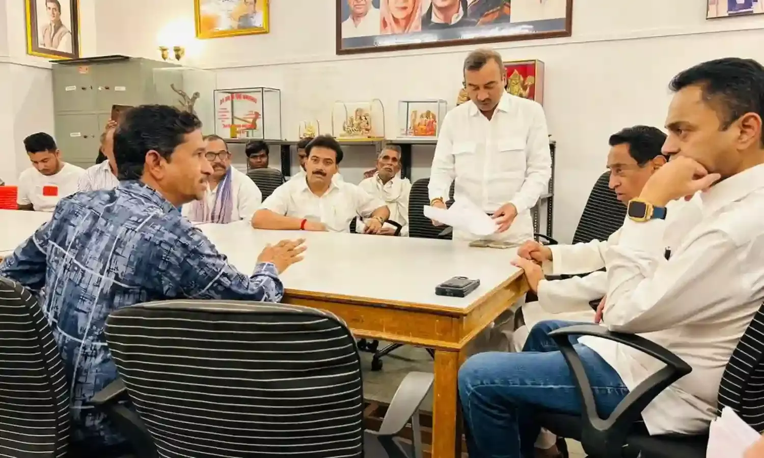 डूब क्षेत्र के किसानों ने बताईं समस्याएं, पूर्व सीएम बोले- चार माह और ठहरो, सरकार बनते ही होगा समाधान
