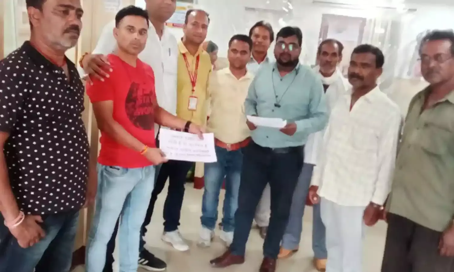 विरोध का ये अनूठा अंदाज, महंगा टमाटर खरीदने बैंक अधिकारी को आवेदन देकर मांगा लोन