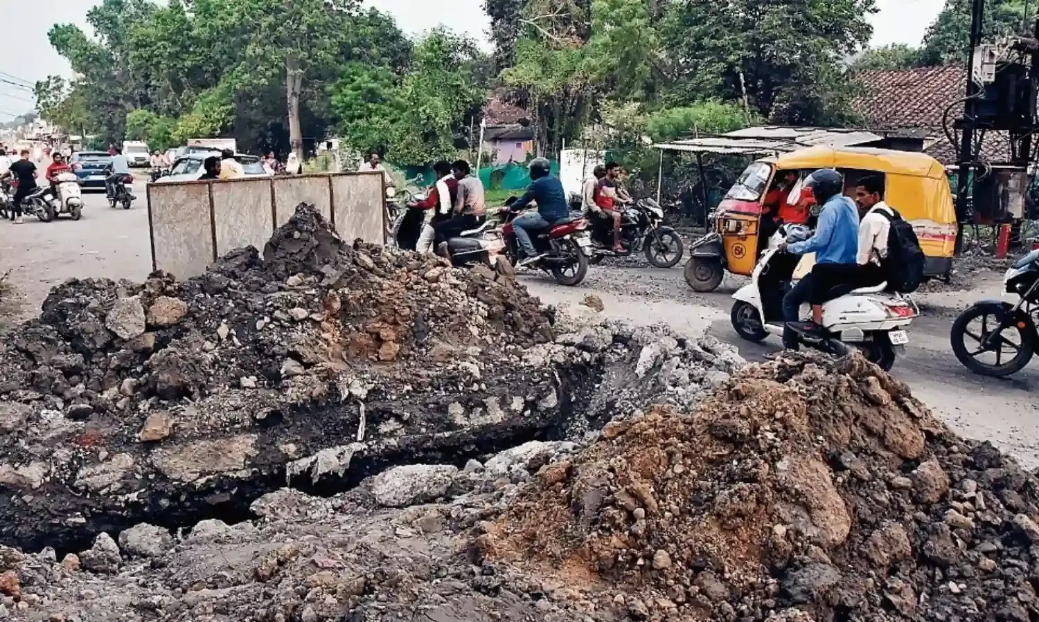 एक महीने पहले ही बनाई और अब फिर से खोद डाली सड़क