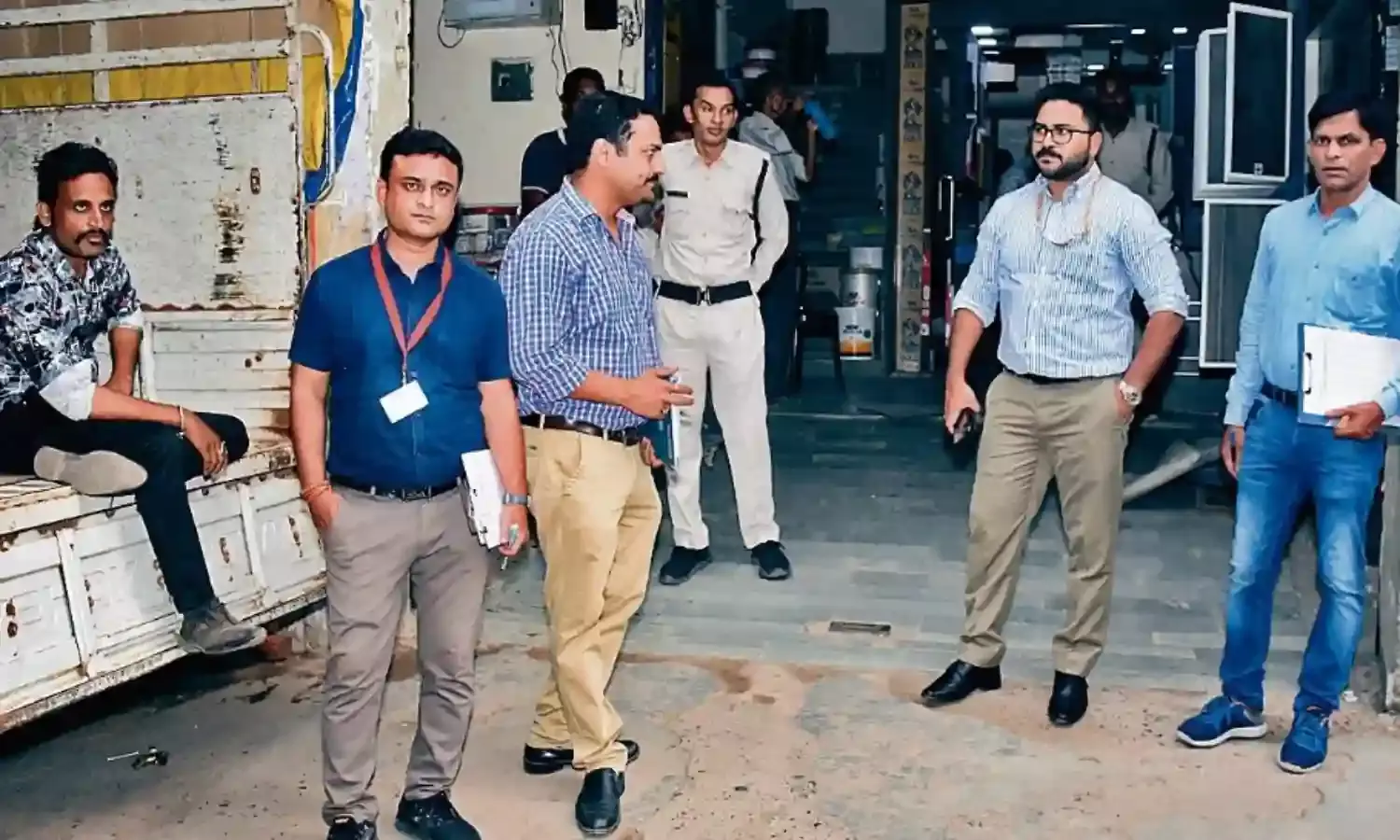 ग्लास और प्लाइवुड कारोबारी के प्रतिष्ठान व निवास पर जीएसटी की टीम ने मारा छापा