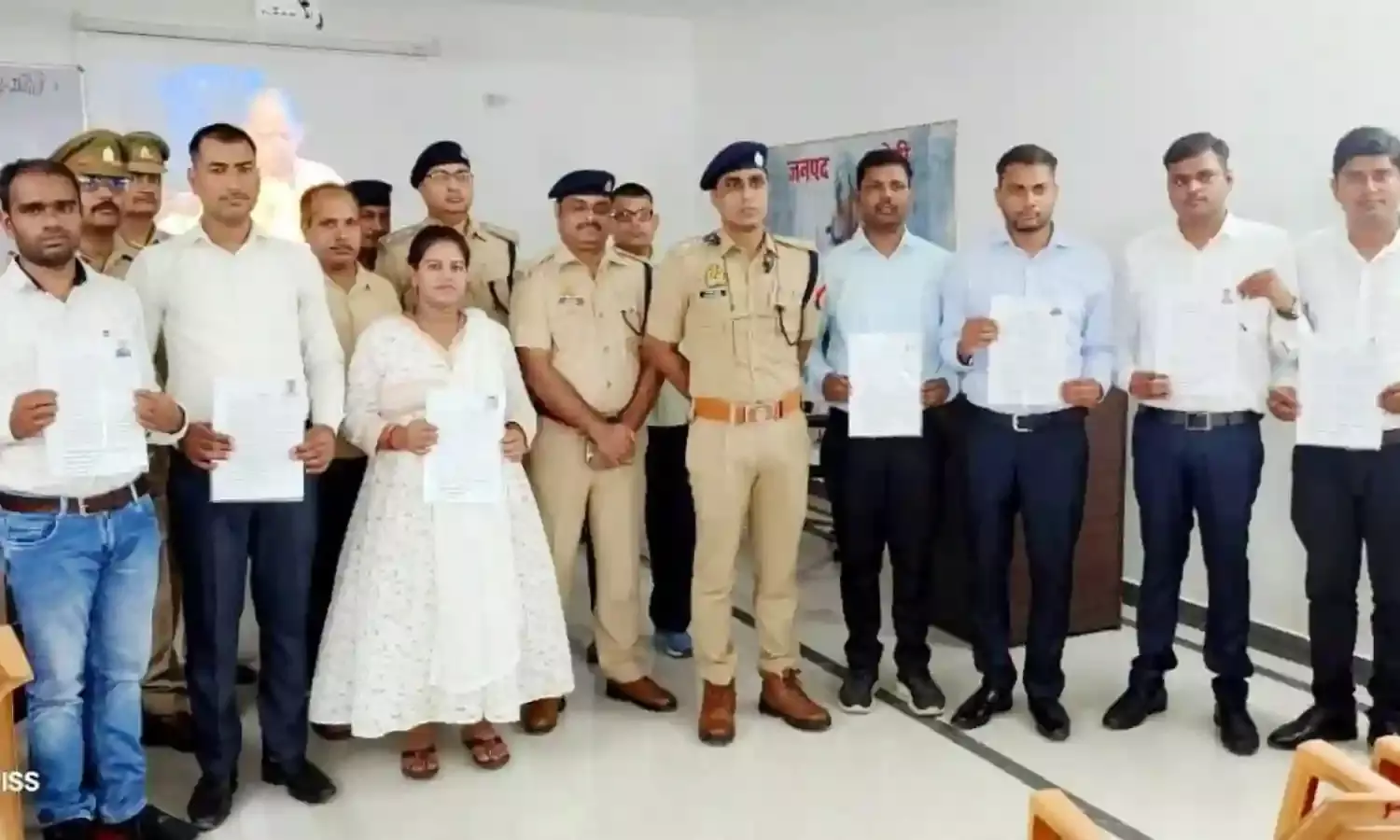 7 चयनित अभ्यर्थियों में एसपी ने वितरित किया नियुक्ति पत्र, लिपिक और लेखा संवर्ग के लिए चयनित किए गए हैं यह सभी अभ्यर्थी