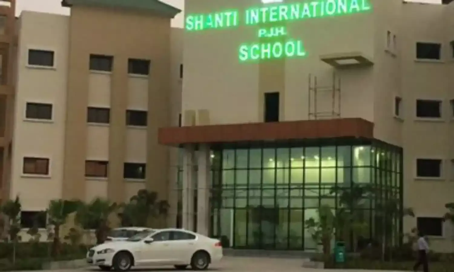 स्कूल में टीचर ने बच्चों के काटे बाल, परिजनों ने किया हंगामा