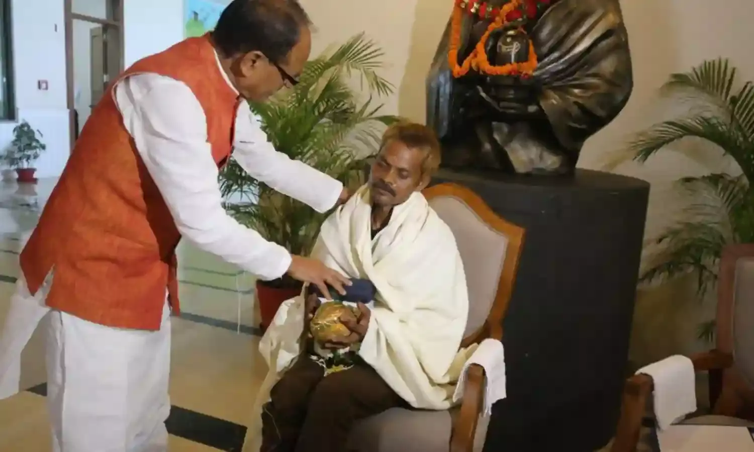 मध्यप्रदेश में आदिवासी पर सियासत गरमाई, बीजेपी-कांग्रेस आमने-सामने