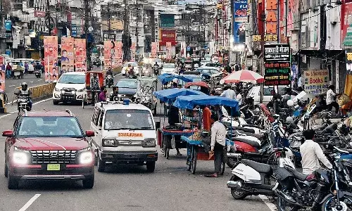 अव्यवस्था: सड़क से 20 फीट की सीमा तक रास्ता रोक कर बेचे जा रहे फल अव्यवस्था: सड़क से 20 फीट की सीमा तक रास्ता रोक कर बेचे जा रहे फल